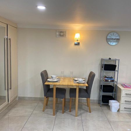 Studio Flat Gants Hill With Free Parking 레드브리지 외부 사진