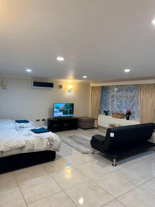 Studio Flat Gants Hill With Free Parking 레드브리지 외부 사진