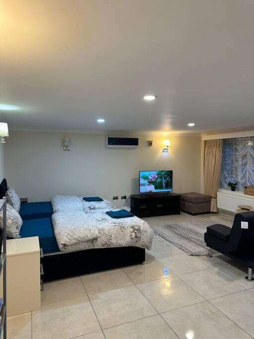 Studio Flat Gants Hill With Free Parking 레드브리지 외부 사진