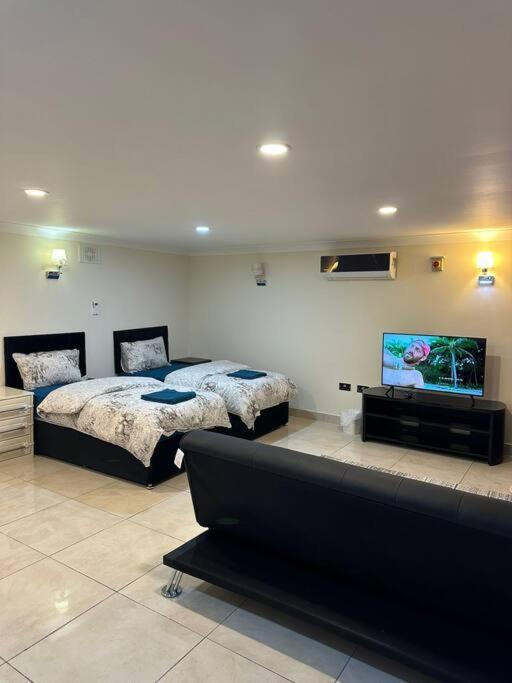 Studio Flat Gants Hill With Free Parking 레드브리지 외부 사진