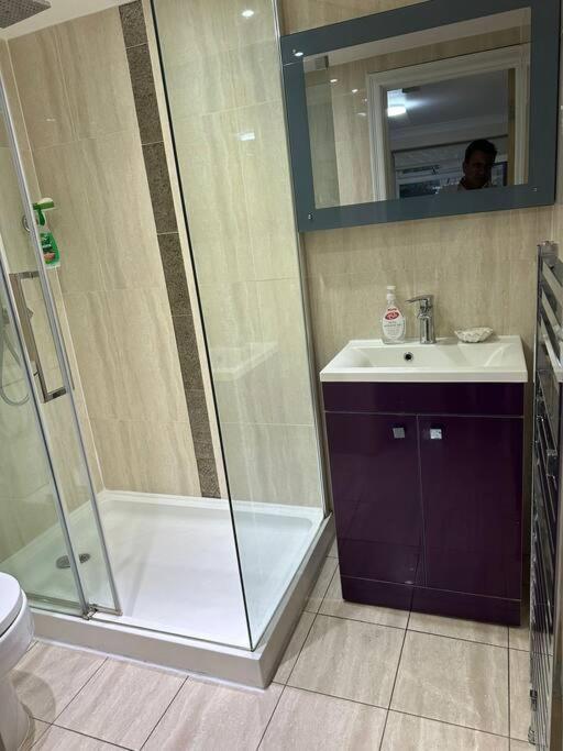 Studio Flat Gants Hill With Free Parking 레드브리지 외부 사진