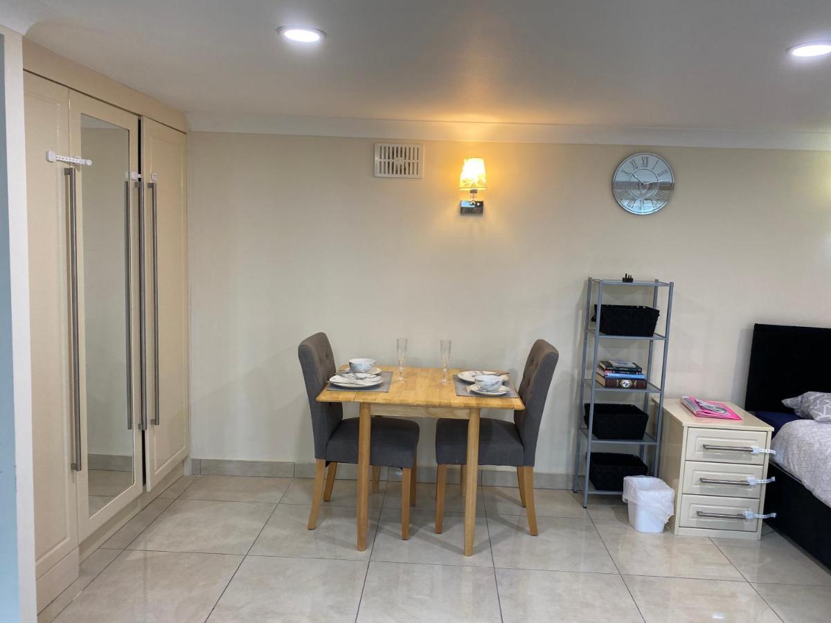 Studio Flat Gants Hill With Free Parking 레드브리지 외부 사진