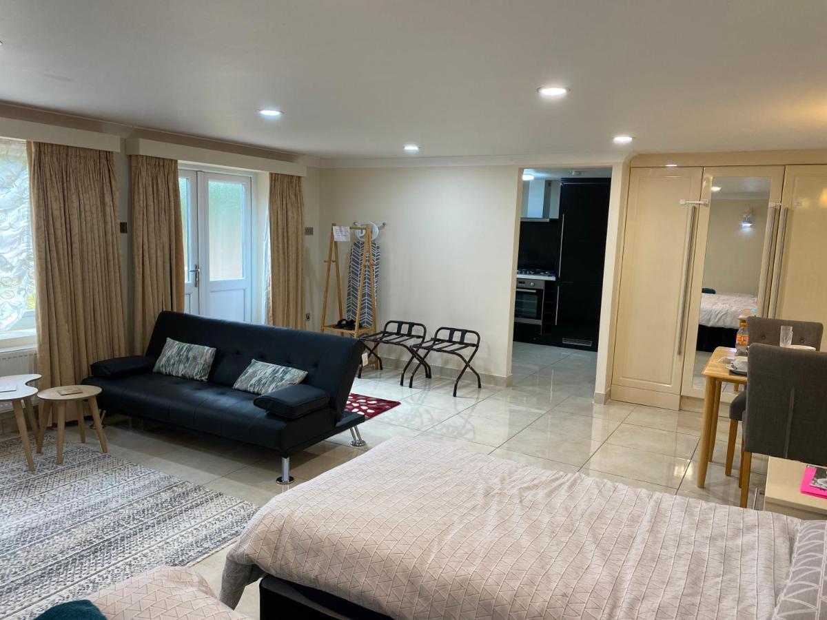 Studio Flat Gants Hill With Free Parking 레드브리지 외부 사진