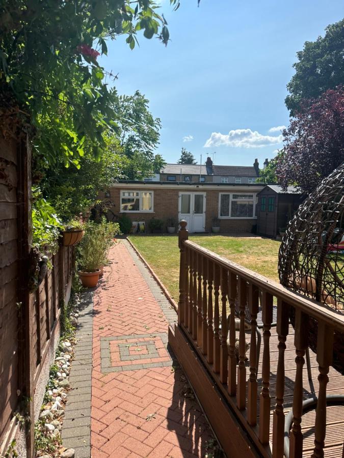 Studio Flat Gants Hill With Free Parking 레드브리지 외부 사진