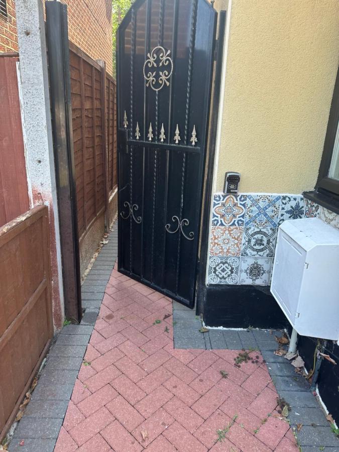 Studio Flat Gants Hill With Free Parking 레드브리지 외부 사진