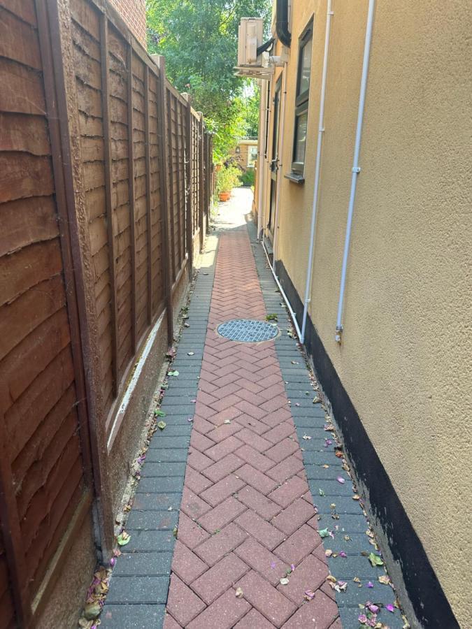 Studio Flat Gants Hill With Free Parking 레드브리지 외부 사진